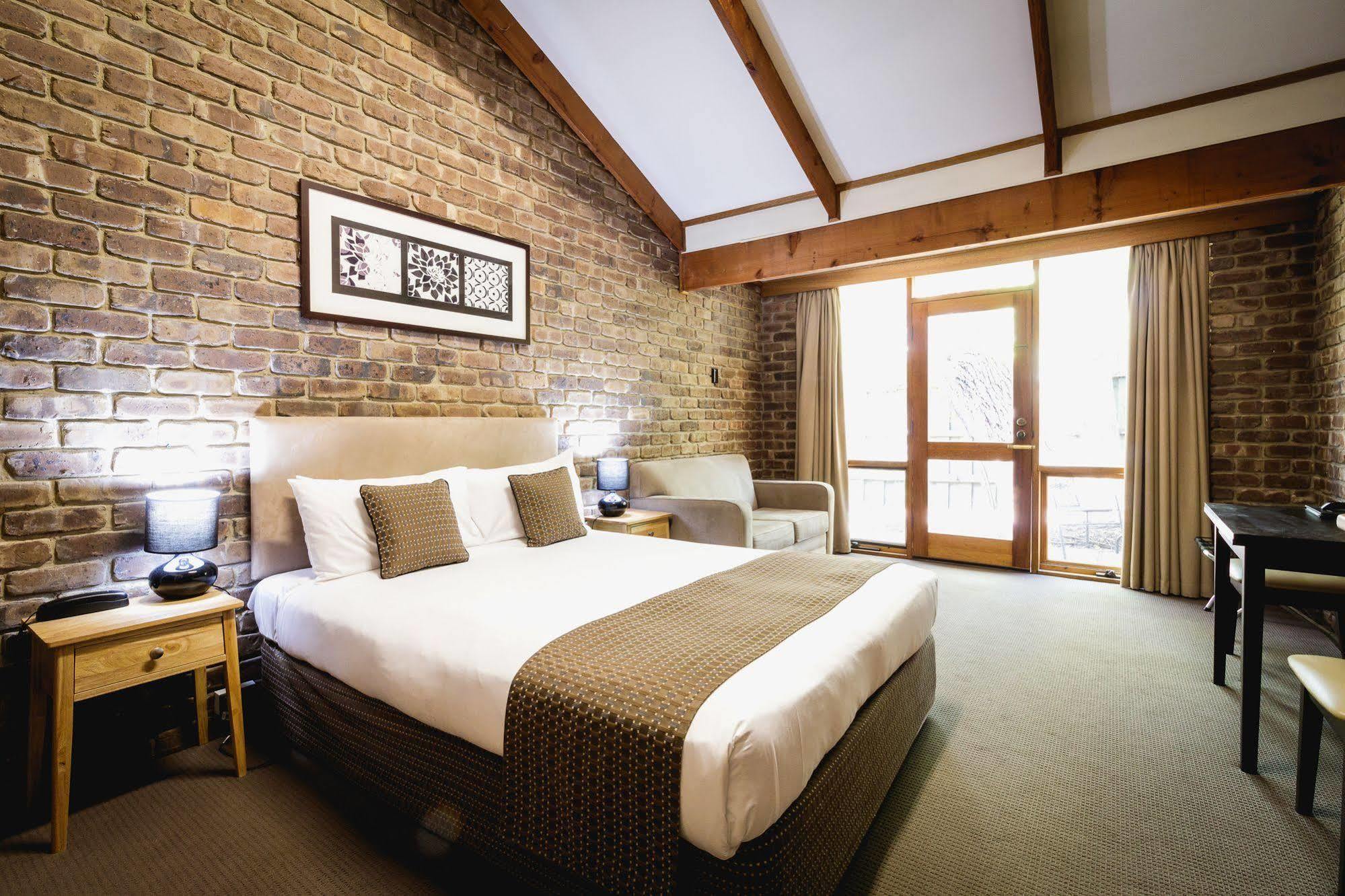 The By Manna Hahndorf